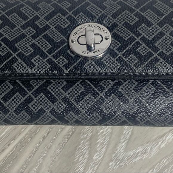 Tommy Hilfiger logo trifold wallet with checkbook holder - Picture 2 of 8